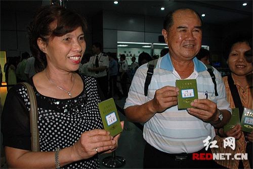 長沙航空口岸開辦臺胞落地簽注業務暨全國文明窗口授牌儀式在黃花機場舉行。