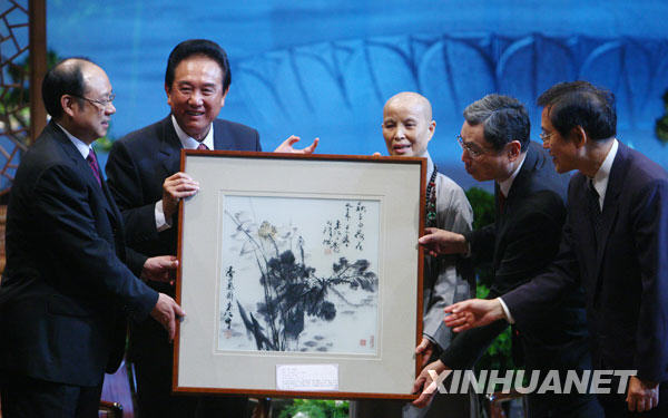  11月6日，海協會會長陳雲林一行在臺北拜會證嚴法師。