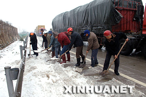 2月1日，湖南省衡陽市湘江鄉茅葉村村民在衡棗高速路上鏟雪清路。 當日，湖南省衡陽市又降大雪，當地立即組織近萬人上街、上高速路鏟冰掃雪，保障市民日常生活和城市道路交通。