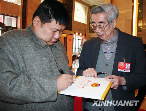  3月11日，全國政協委員、毛澤東之孫毛新宇（左）和全國政協委員、魯迅之子周海嬰委員在駐地邂逅。