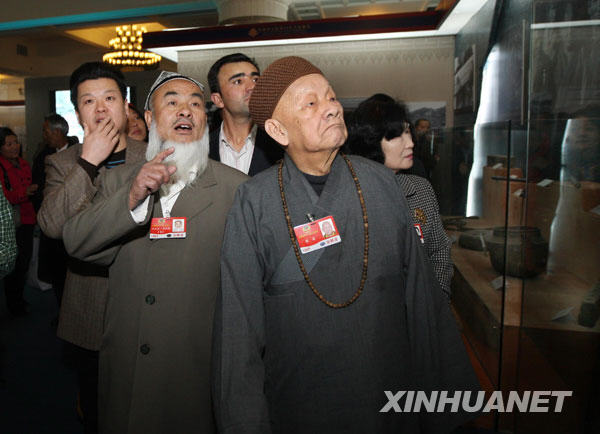 3月11日，出席全國政協十一屆二次會議的部分全國政協委員來到北京民族文化宮參觀西藏民主改革50年展覽。