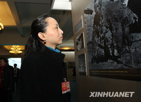 3月11日，出席全國政協十一屆二次會議的部分全國政協委員來到北京民族文化宮參觀西藏民主改革50年展覽。這是全國政協委員邰麗華在觀看展覽。