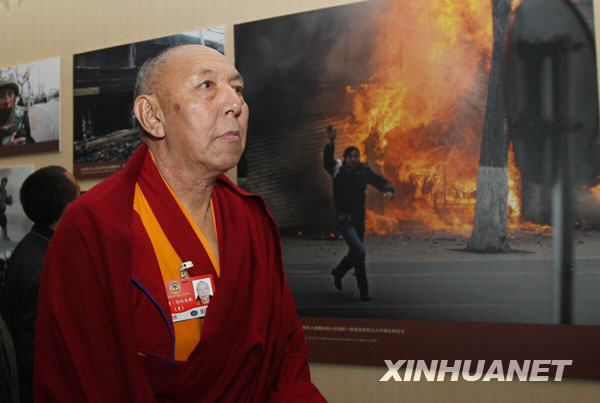 3月11日，出席全國政協十一屆二次會議的部分全國政協委員來到北京民族文化宮參觀西藏民主改革50年展覽。這是來自西藏的全國政協委員宗洛�向巴克珠在觀看展覽。