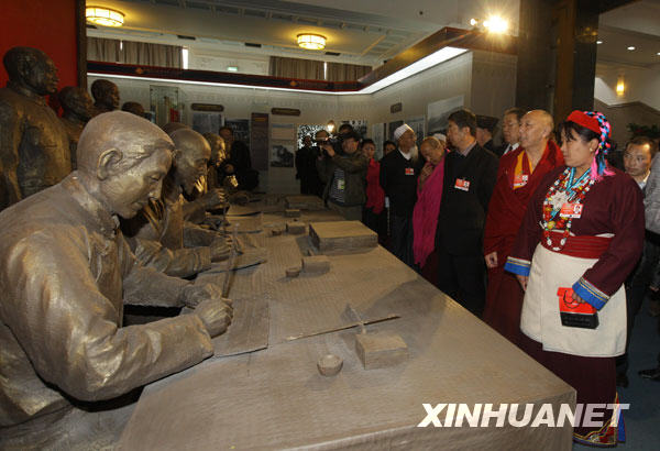  3月11日，出席全國政協十一屆二次會議的部分全國政協委員來到北京民族文化宮參觀西藏民主改革50年展覽。