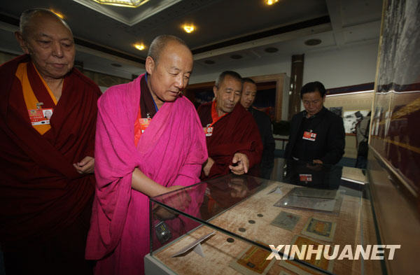   3月11日，出席全國政協十一屆二次會議的部分全國政協委員來到北京民族文化宮參觀西藏民主改革50年展覽。