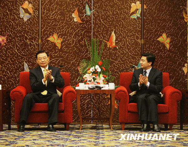 4月28日，蘇州市委書記王榮(右)在蘇州會見臺灣海基會董事長江丙坤。