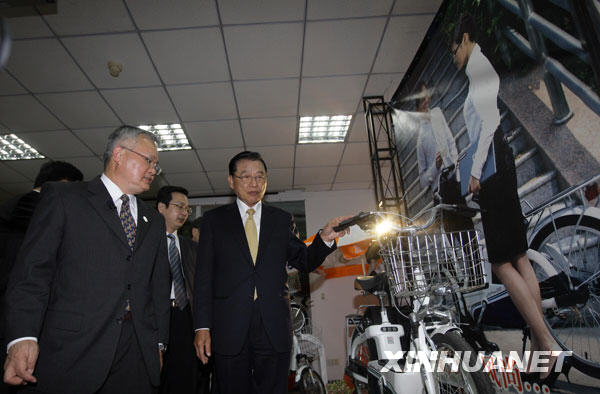 4月28日，江丙坤等在昆山捷安特公司參觀。