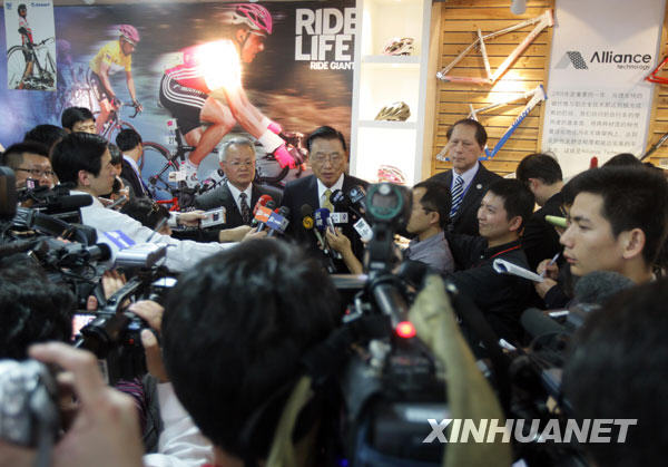 4月28日，江丙坤在昆山捷安特公司參觀後接受記者採訪。