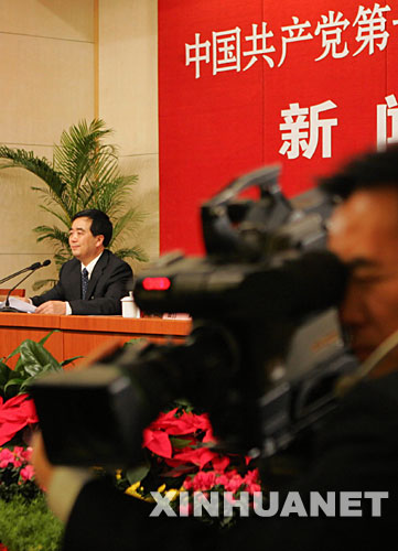 正在北京召開的中國共産黨第十七次全國代表大會吸引了世界的目光，國內外媒體持續報道大會相關消息，在會場內外、新聞中心、代表駐地，到處活躍著記者們忙碌的身影。 一位記者在十七大新聞中心拍攝（10月17日攝）。 新華社記者 殷剛 攝