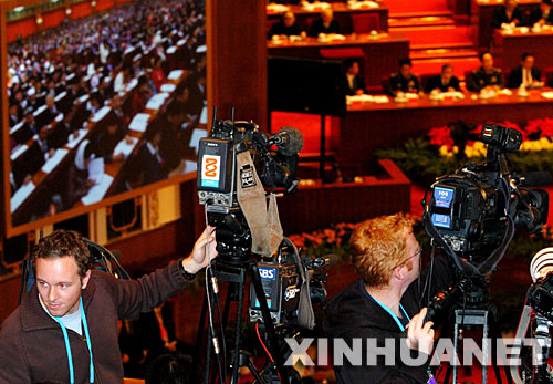 這是十七大開幕會上忙碌的外國記者（10月15日攝）。 新華社記者楊俊江攝