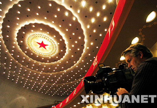 這是十七大開幕會上忙碌的外國記者（10月15日攝）。 新華社記者楊俊江攝