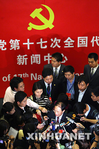 這是十七大代表胡德平在新聞中心接受媒體採訪（10月19日攝）。 新華社記者 李濤 攝