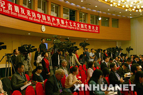 正在北京召開的中國共産黨第十七次全國代表大會吸引了世界的目光，國內外媒體持續報道大會相關消息，在會場內外、新聞中心、代表駐地，到處活躍著記者們忙碌的身影。 這是中外記者在十七大新聞中心採訪（10月18日攝）。 新華社記者丁林攝