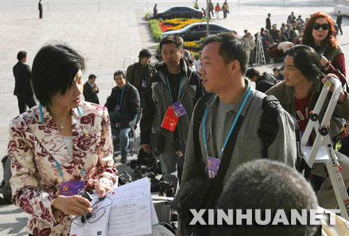 10月22日，十七屆中央政治局常委將在北京人民大會堂與中外記者見面。很多記者早早來到人民大會堂前排隊等候，準備“搶佔”有利位置。