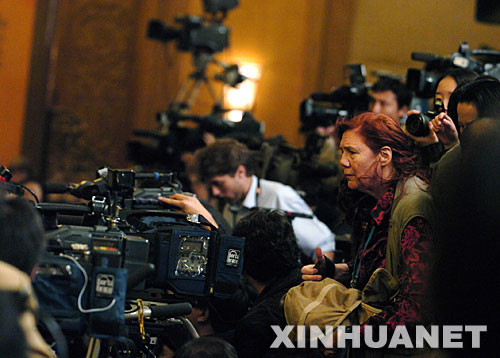 10月22日，十七屆中央政治局常委將在北京人民大會堂與中外記者見面。這是記者在準備採訪。