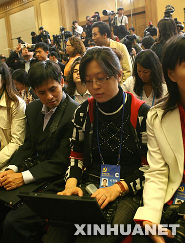 10月22日，十七屆中央政治局常委將在北京人民大會堂與中外記者見面。這是記者在做準備工作。