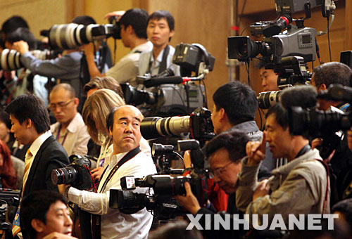 10月22日，十七屆中央政治局常委將在北京人民大會堂與中外記者見面。這是記者在做準備工作。