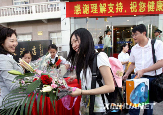 5月13日，解除隔離的乘客離開隔離點。