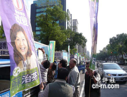 綠營縣市長候選人的旗幟出現在臺北街頭。（中評社李仲維攝）