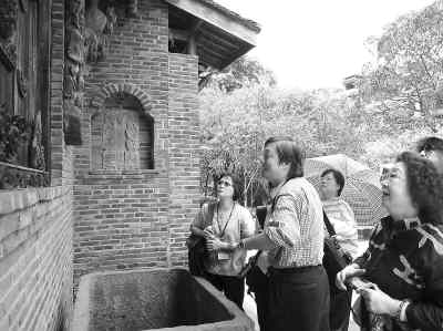 8月23日，兩岸文化界人士在桂林市興安縣考察世界上最古老的運河——靈渠。臺灣文化界人士被靈渠畔的民居吸引，欣賞這裡的墻壁裝飾。
　　陳曉星攝