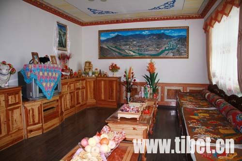 倉決家的藏式客廳，墻上挂著新拉薩的圖片。攝影：王飛