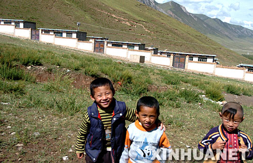 資料圖片：青海省玉樹藏族自治州玉樹縣加吉娘移民新村的幾名藏族兒童在村外玩耍（2007年9月1日攝）。三江源生態移民工程進展順利，截至2007年上半年，已完成6000多戶3萬多人的安置工作。 新華社記者 侯德強 攝