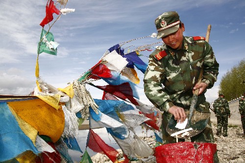 4月18日，武警戰士在拉薩河邊清理垃圾。 當日是拉薩市第一個“城市清潔日”，武警西藏總隊第一支隊官兵來到拉薩河邊，沿河開展清掃活動。 新華社發（張權 攝）