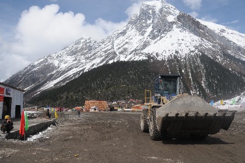 正在建設中的墨脫公路（4月20日攝）。 4月20日，墨脫公路新改建工程正式開工建設。西藏林芝地區墨脫縣是全國唯一一個至今未通公路的縣，隨著這一工程的建設，墨脫有望在3年內告別“高原孤島”的原始交通狀態。 新華社記者 涂洪長 攝