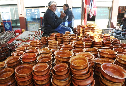1月25日，日喀則市農村婦女在市場出售木碗。 當天是藏曆11月30日，許多日喀則農牧民在市場出售牛羊肉、酥油、奶渣等年貨，同時買回衣服、木碗、經幡等過新年用品。市場品種豐富，供應充足。 新華社記者 索朗羅布 攝
