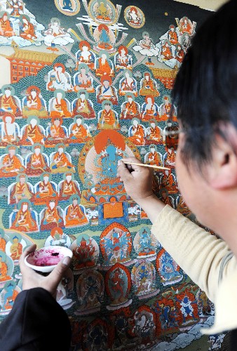 4月12日，西藏崗地經貿有限公司的畫師正在畫唐卡。 當日，來自國家各部委的120多名援藏幹部來到西藏國家級文化産業示範基地——西藏崗地經貿有限公司參觀。近年來，隨著西藏旅遊業的迅速發展，文化産業得到空前發展。西藏崗地經貿有限公司作為西藏文化産業的龍頭企業，文化藝術産品深受國內外遊客的青睞。 新華社記者 格桑達瓦 攝