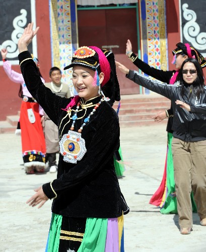 4月12日，援藏幹部與西藏崗地經貿有限公司員工一起跳鍋莊舞。 當日，來自國家各部委的120多名援藏幹部來到西藏國家級文化産業示範基地——西藏崗地經貿有限公司參觀。近年來，隨著西藏旅遊業的迅速發展，文化産業得到空前發展。西藏崗地經貿有限公司作為西藏文化産業的龍頭企業，文化藝術産品深受國內外遊客的青睞。 新華社記者 格桑達瓦 攝