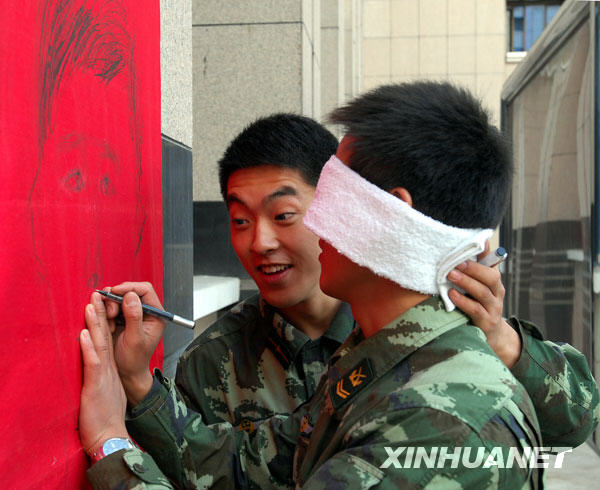 10月3日，兩名戰士參加蒙眼畫鼻子比賽。