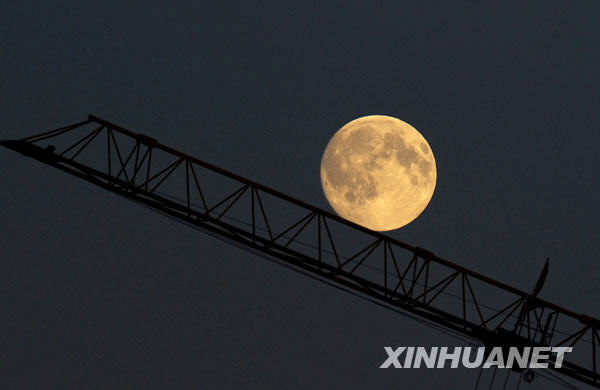 10月3日拍攝的瀋陽上空的圓月。