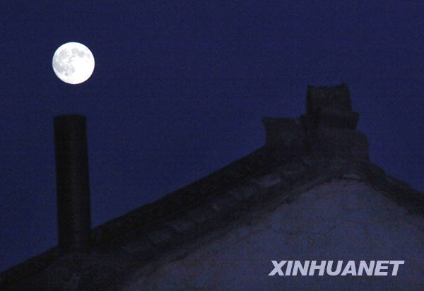  10月3日在天津拍攝的圓月。