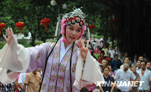 10月2日，在福州市西湖公園舉行的慶國慶“美在西湖”文化活動中，福州閩劇院的演員在為市民表演節目。